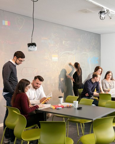 Foyer School mit Studierenden