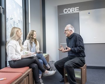 Raum der Lehre mit Studierenden