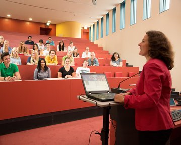 Vorlesung im großen Hörsaal der SRH Hochschule Heidelberg